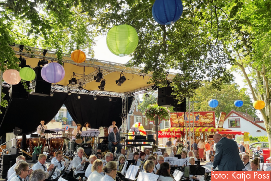 orkest op dorpsplein Oostvoorne