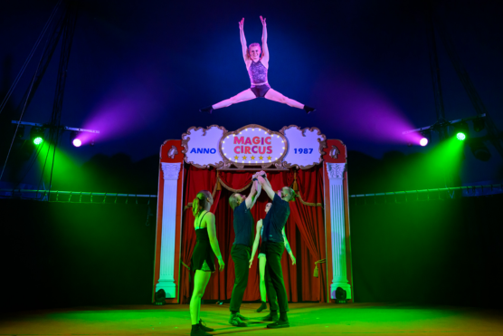 Artiesten van Magic Circus in de piste