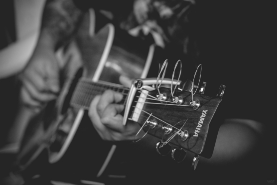 Zwart-wit afbeelding van een gitaar close up