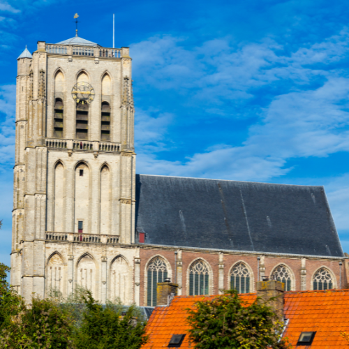 Foto van de zijkant van de Sint-Catharijnekerk in Brielle