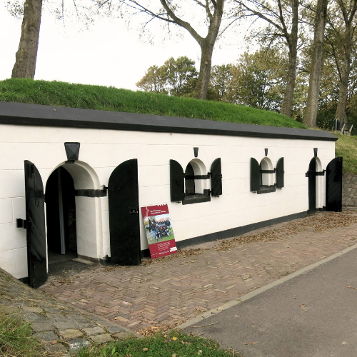 Het Kruitmagazijn in Brielle. De deuren staan open