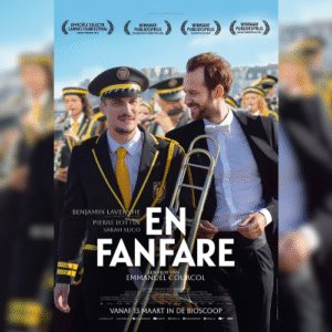 Poster En Fanfare. Twee mannen vanaf voor gezien. De linkerman heeft een fanfarekostuum aan en draagt een schuiftrompet, de rechterman een pak met das.