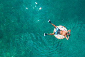 Man in zwembad in het water van bovenaf gefotografeerd