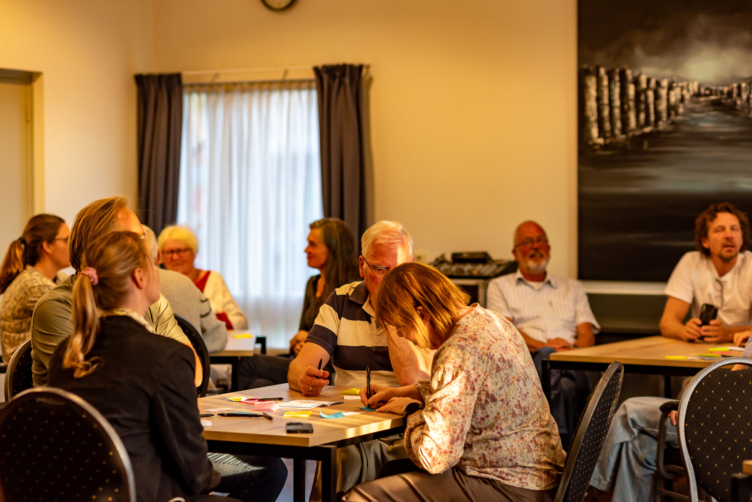 Cultuurmakers aan tafeltjes in De Gaffelaar in Zwartewaal
